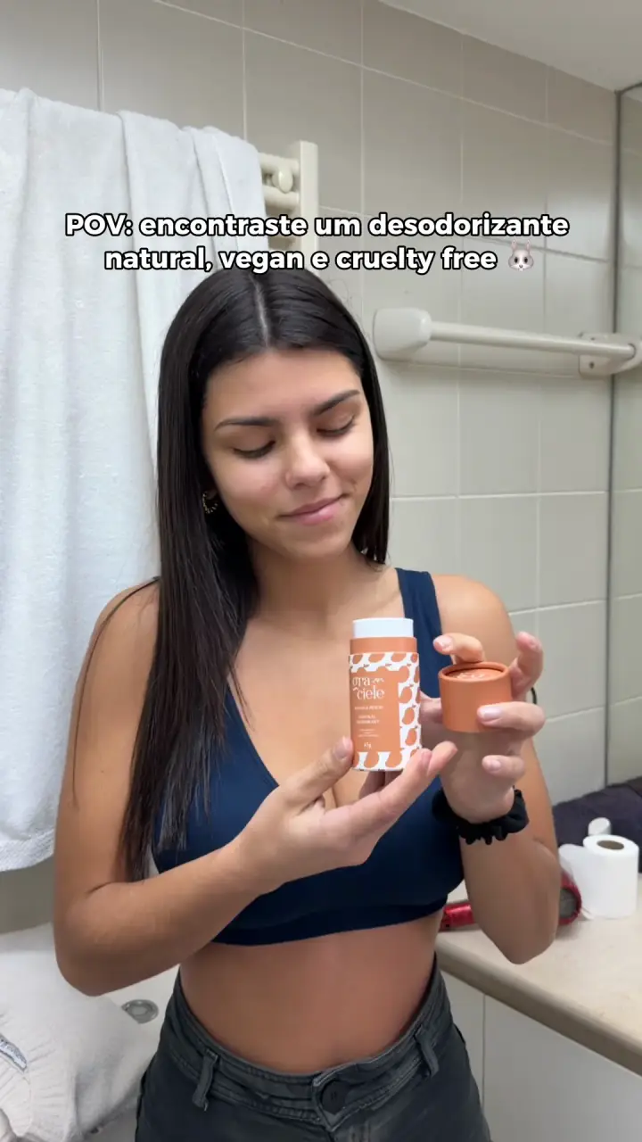 Criadora a mostrar dois produtos à câmara enquanto explica para que servem.