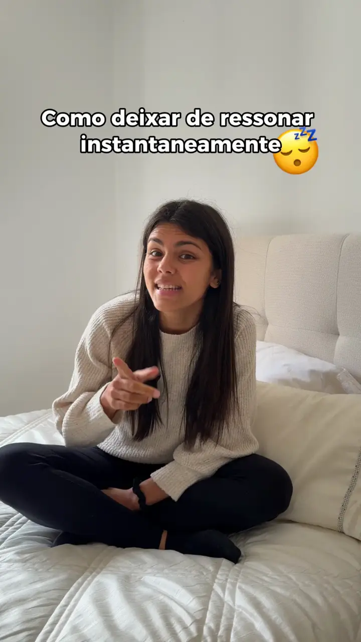 Criadora sentada na cama a falar para a câmara sobre um problema do dia a dia.